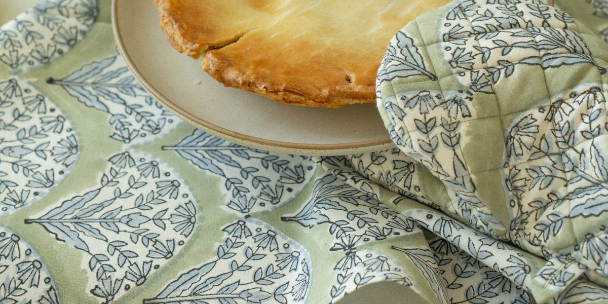 洋書 Antique Linens: From the Kitchen to the Antique Linens: From the Kitchen to the Boudoir: Manchester